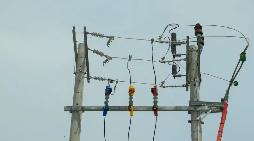 مشکلات رایج در مورد عایق های برق: فلاشور آلودگی، شناسایی پیری، و دستورالعمل های نگهداری